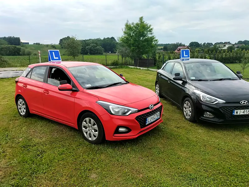 Dwa auta szkoleniowe Viral OSK — Hyundai i20 — na placu