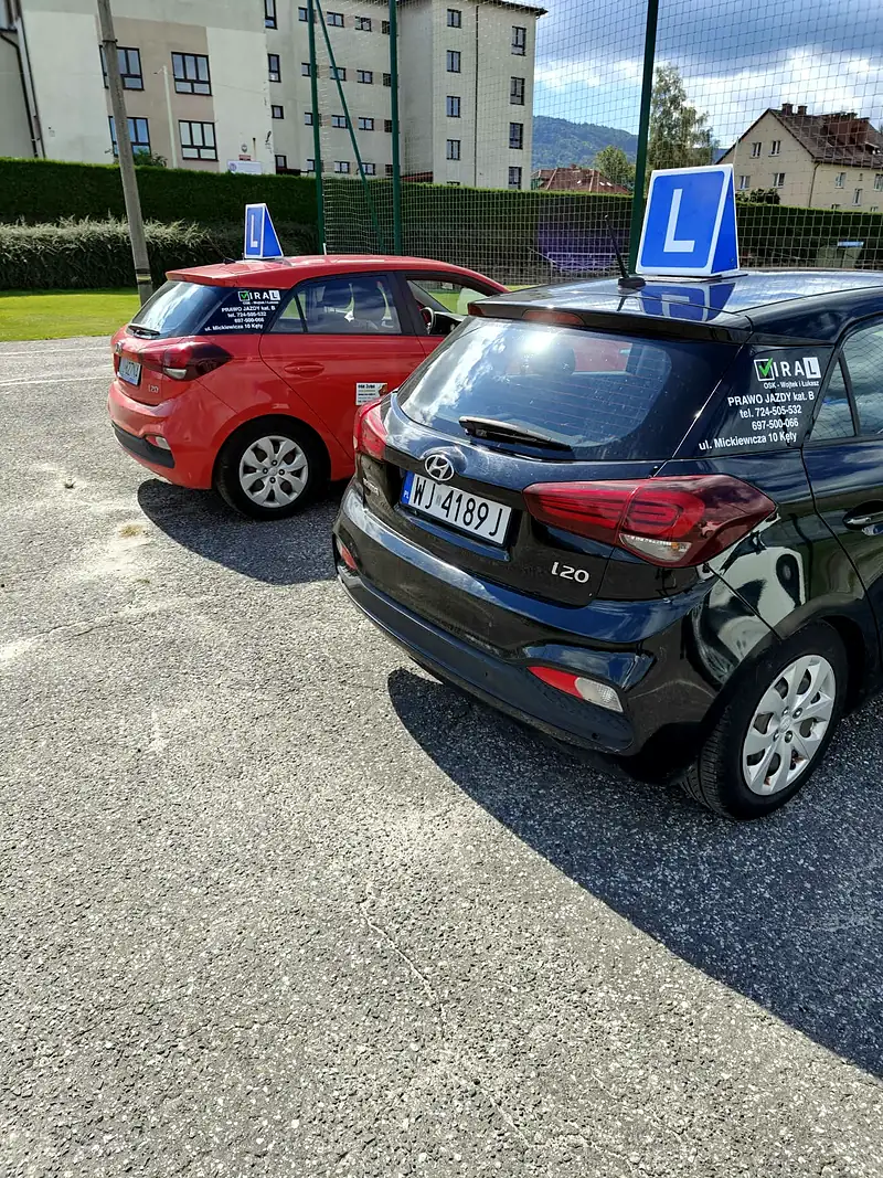 Dwa Hyundaie i20 szkoły jazdy Viral OSK z oznaczeniem L na dachu