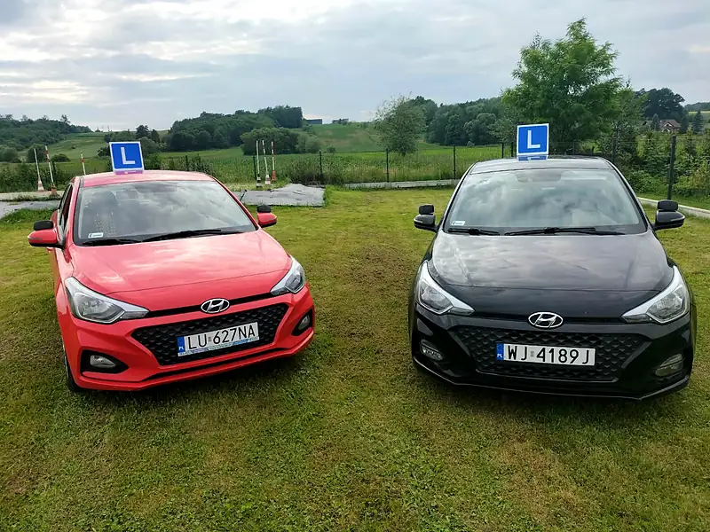 Czerwony i czarny Hyundai i20 szkoły jazdy Viral OSK z przodu