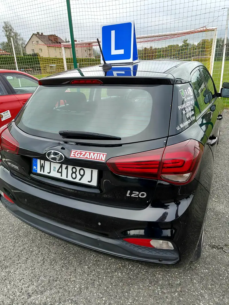 Czarny Hyundai i20 Viral OSK z tyłu, z oznaczeniem L i napisem Egzamin